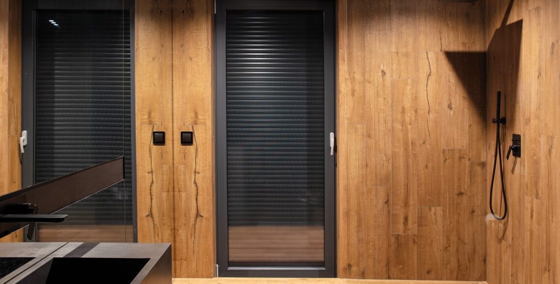 zdjęcie przedstawiające wnętrze łazienki z drzwiami balkonowymi z roletami zewnętrznymi, których producentem jest firma wiśniowski