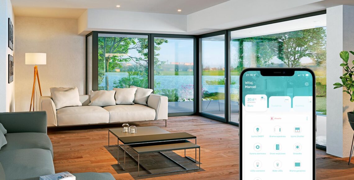 Zdjęcie przedstawiające wnętrze salonu z oknami przesuwnymi oraz aplikację Smart Connected.